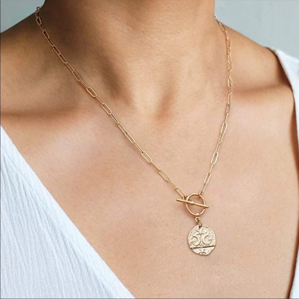 18k Gold Moon & Star Medallion Pedant Necklace - Picture 3 of 4